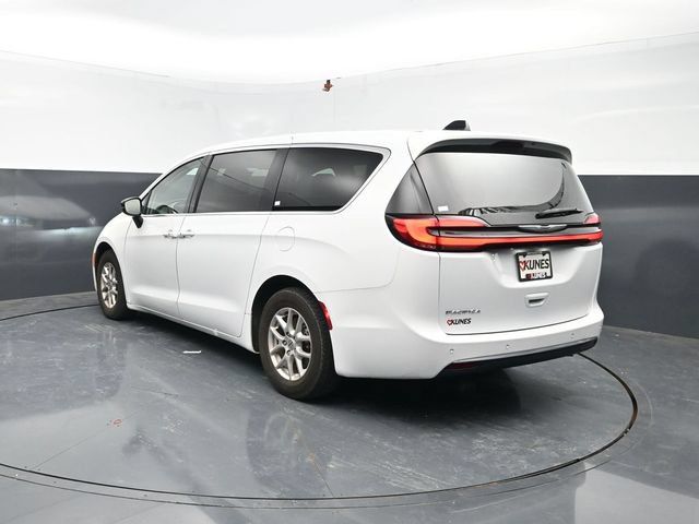 Used 2024 Chrysler Pacifica Touring-L FWD image 6