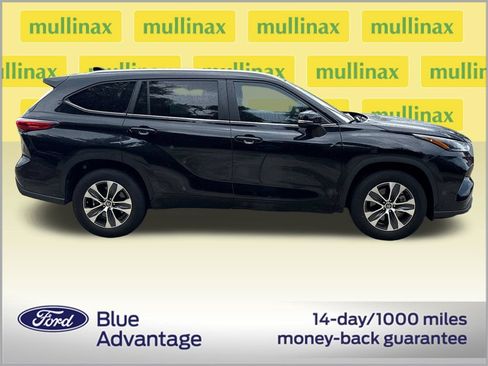 Used 2023 Toyota Highlander XLE FWD image 2