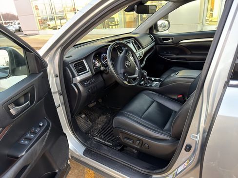 Used 2017 Toyota Highlander XLE image 13