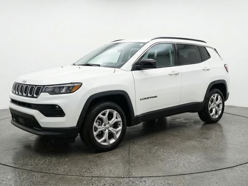 Used 2025 Jeep Compass Latitude AWD/4WD image 3