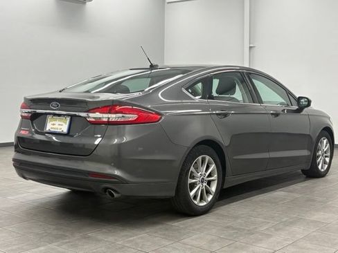 Used 2017 Ford Fusion SE w/ Fusion SE Technology Package FWD image 2