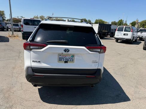 Used 2020 Toyota RAV4 XLE w/ Convenience Package AWD/4WD image 4