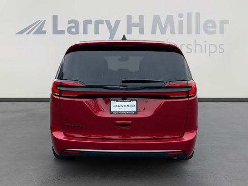 New 2026 Chrysler Pacifica Select image 4
