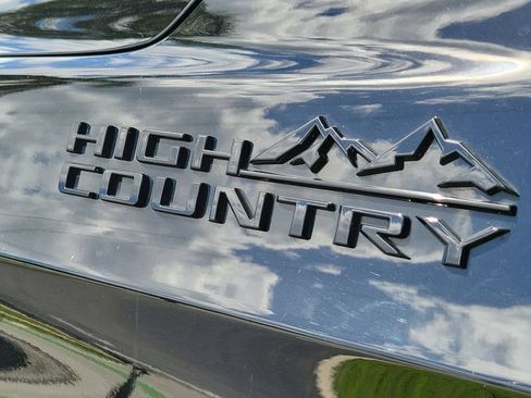 Used 2021 Chevrolet Suburban High Country w/ Premium Package AWD/4WD image 8