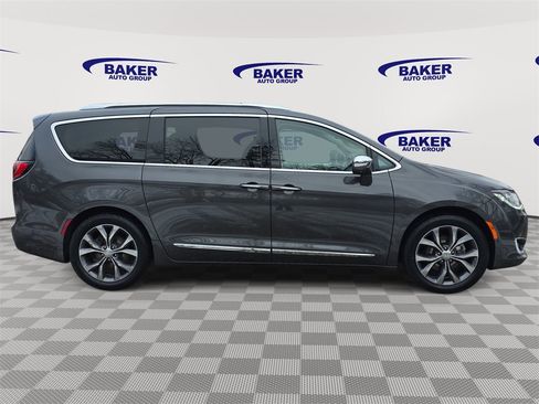 Used 2020 Chrysler Pacifica Limited w/ Tire & Wheel Group image 2