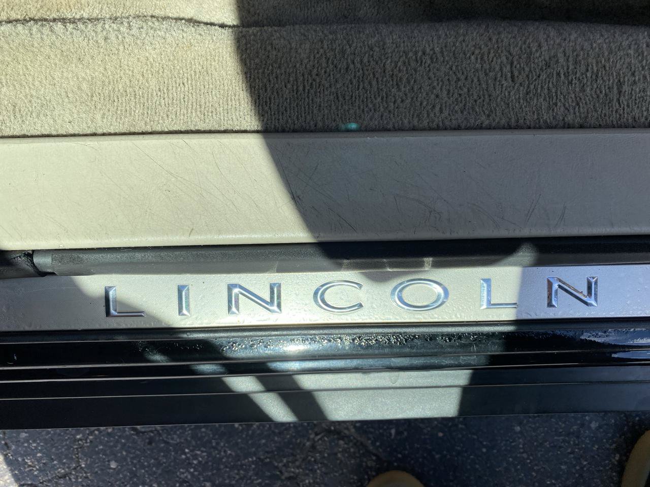 Used 2011 Lincoln Town Car Signature Limited RWD image 15