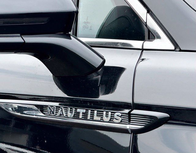 Used 2022 Lincoln Nautilus Reserve w/ Monochromatic Package AWD/4WD image 2
