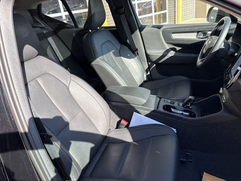 Used 2025 Volvo XC40 B5 Core image 33