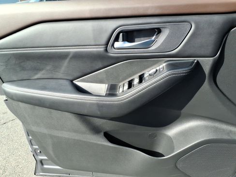 Used 2023 Nissan Rogue SV w/ SV Premium B Package image 16