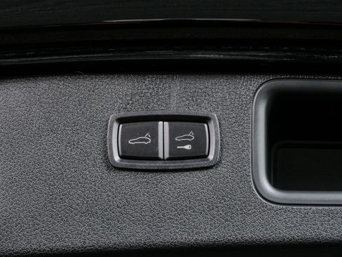 New 2026 Porsche Macan AWD/4WD image 33