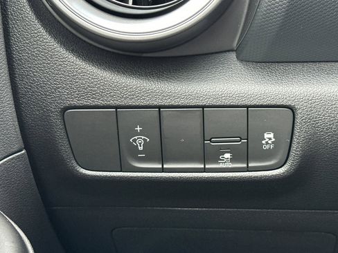 Used 2023 Hyundai Kona SE image 29