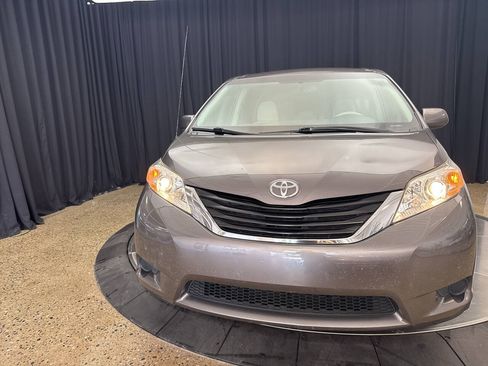 Used 2011 Toyota Sienna LE FWD image 9