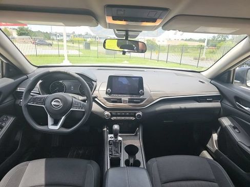 Used 2025 Nissan Altima 2.5 SV FWD image 25