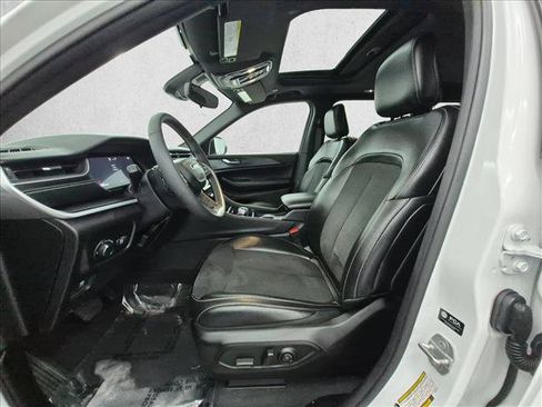 Certified 2025 Jeep Grand Cherokee Altitude AWD/4WD image 17
