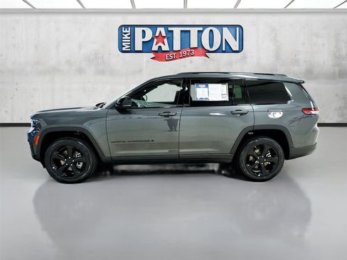 Used 2025 Jeep Grand Cherokee L Limited w/ Black Appearance Package AWD/4WD image 4