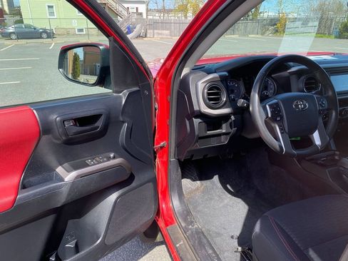 Used 2016 Toyota Tacoma SR5 image 10