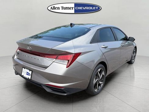Used 2023 Hyundai Elantra SEL w/ Convenience Package FWD image 4