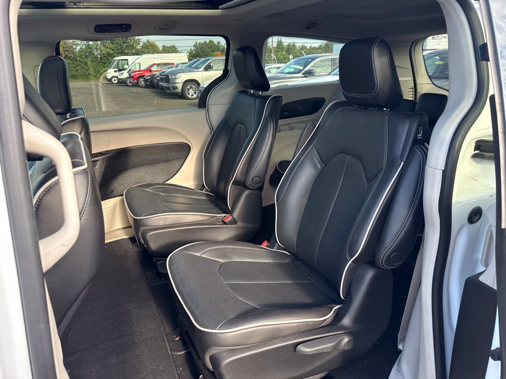 Used 2023 Chrysler Pacifica Limited FWD image 6