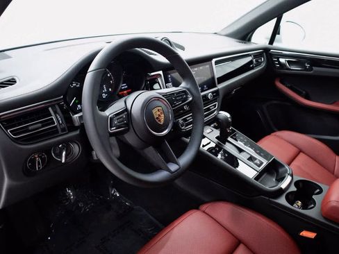 Certified 2025 Porsche Macan image 4