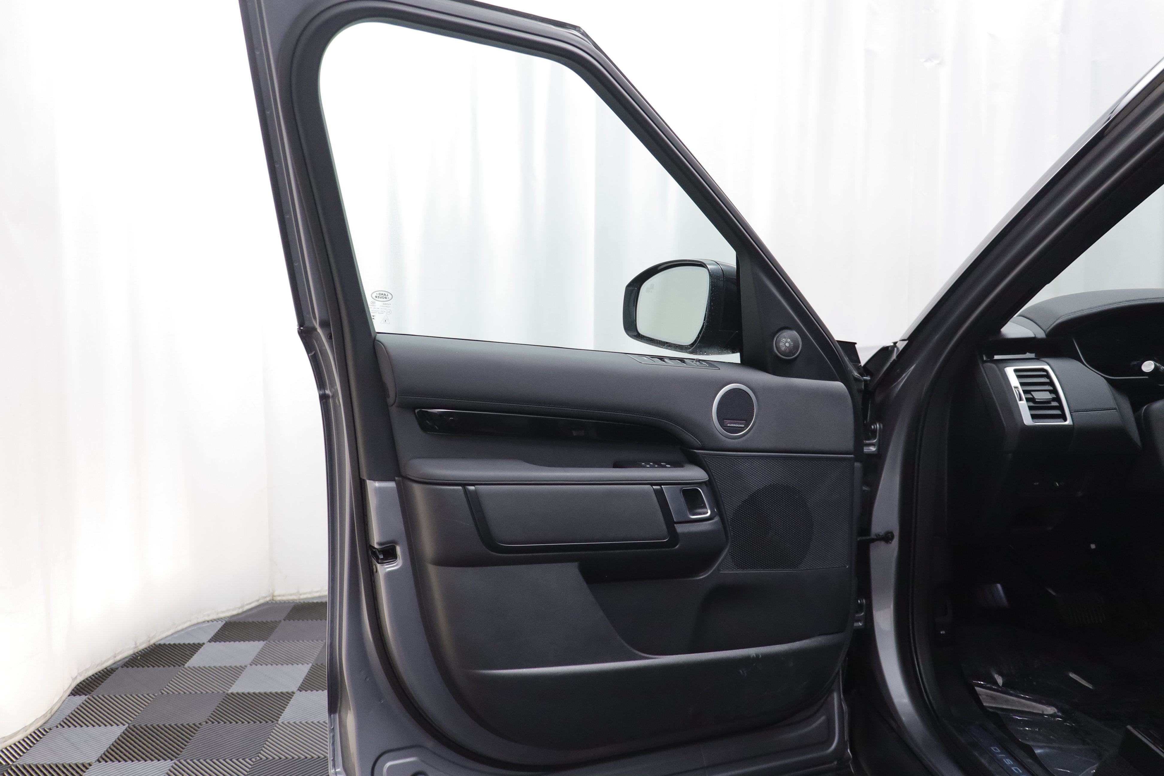 Used 2025 Land Rover Discovery S AWD/4WD image 4