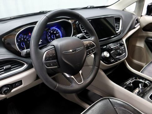 Used 2023 Chrysler Pacifica Limited FWD image 26