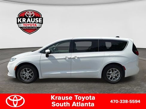 Used 2023 Chrysler Pacifica Touring-L FWD image 8