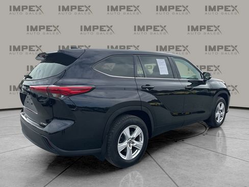 Used 2022 Toyota Highlander LE image 5