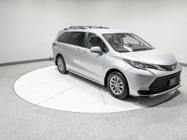 Used 2022 Toyota Sienna LE AWD/4WD image 29