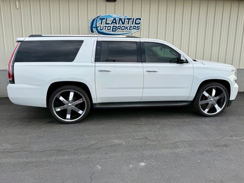 Used 2017 Chevrolet Suburban LT image 3