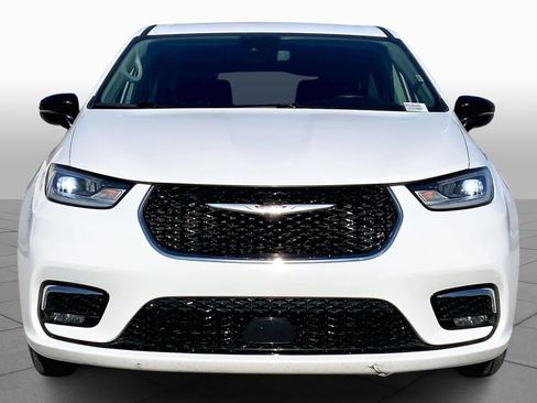 Certified 2024 Chrysler Pacifica Touring-L image 3