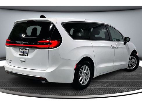 Used 2024 Chrysler Pacifica Touring-L image 14