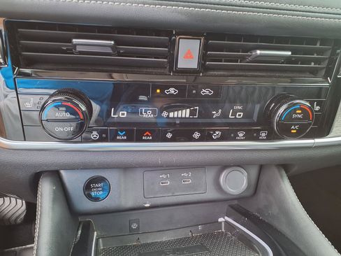 Used 2024 Nissan Rogue Platinum w/ Platinum Premium Package FWD image 15