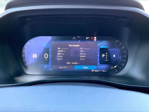 Used 2025 Volvo XC40 B5 Plus image 22