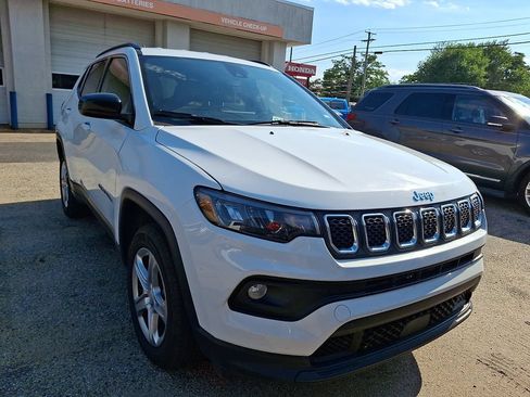 Used 2024 Jeep Compass Latitude AWD/4WD image 2