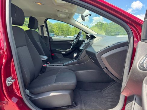 Used 2017 Ford Focus SE w/ Cold Weather Package FWD image 18