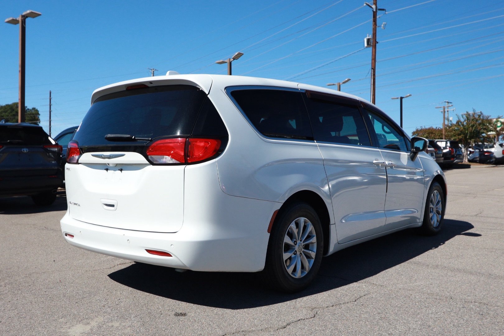 Used 2017 Chrysler Pacifica Touring w/ Tire & Wheel Group FWD image 5