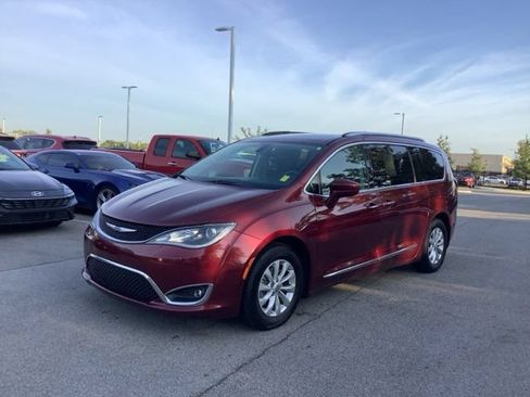 Used 2018 Chrysler Pacifica Touring-L Plus FWD image 1