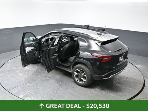 Used 2025 Chevrolet Trax LT image 60