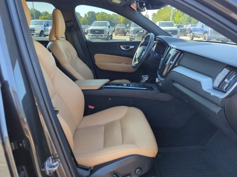 Used 2020 Volvo XC60 T5 Momentum w/ Protection Package AWD/4WD image 21