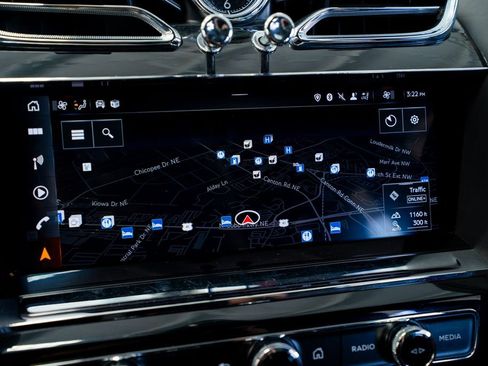Used 2022 Bentley Bentayga AWD/4WD image 40