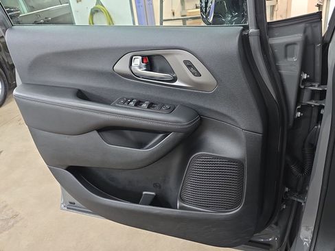 Certified 2025 Chrysler Pacifica Select FWD image 29