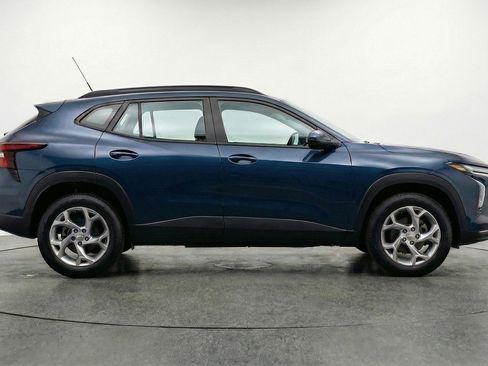 Used 2025 Chevrolet Trax LT FWD image 11