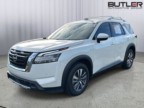 Used 2024 Nissan Pathfinder SL image 2