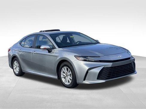 Used 2025 Toyota Camry LE image 3