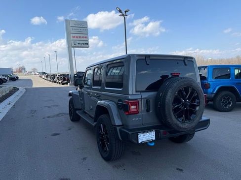 Used 2022 Jeep Wrangler Unlimited Sahara w/ Cold Weather Group AWD/4WD image 5