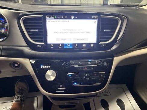 Used 2023 Chrysler Pacifica Touring-L FWD image 8