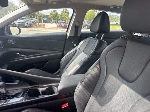 Used 2025 Hyundai Elantra Limited image 3