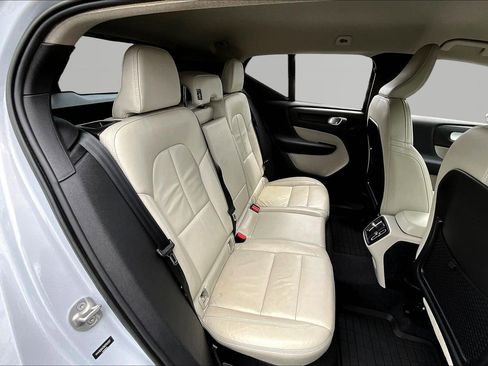 Used 2022 Volvo XC40 T5 Momentum AWD/4WD image 25