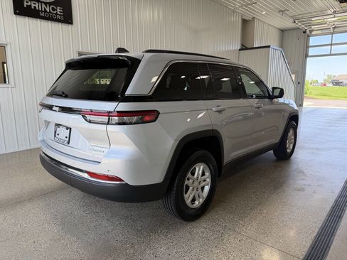 Used 2024 Jeep Grand Cherokee Laredo w/ Luxury Tech Group I AWD/4WD image 4