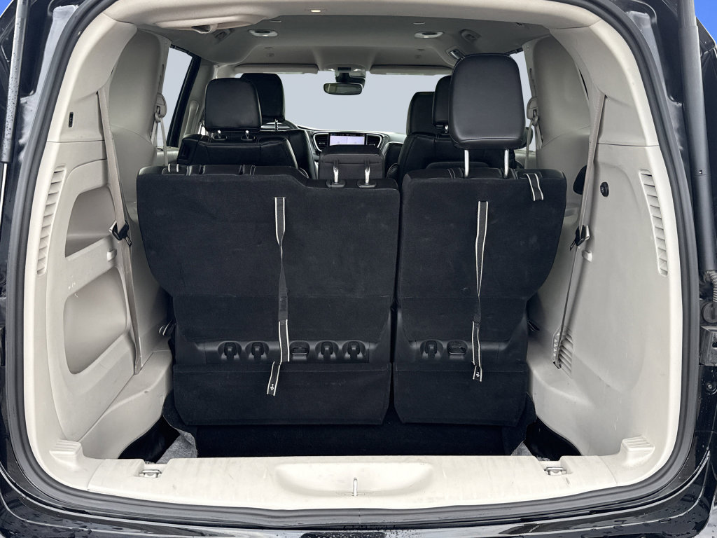 Used 2024 Chrysler Pacifica Touring-L FWD image 31